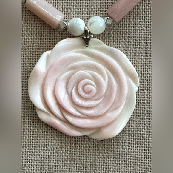 18 inch Mother of Pearl Choker and Pink Conch Shell bead necklace NWOT - Picture 10 of 13